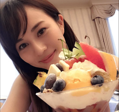 フルーツを食べる比嘉愛未