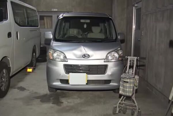 ひきにげ事故を起こした軽自動車と被害に合った女性の手押し車