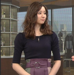 ニットを着る胸が無い足立梨花