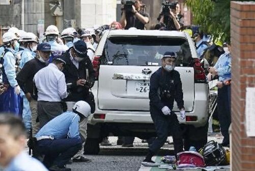 矢澤勇希容疑者の車を調べる警察官