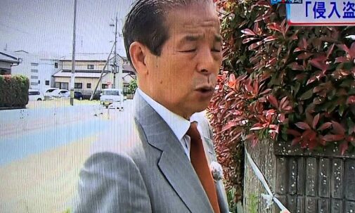 ニュースで事件現場をコメントする飛松五男