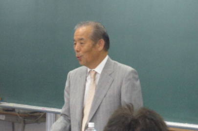 講演する飛松五男