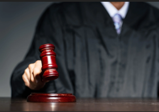 判決を下す裁判官のイメージ
