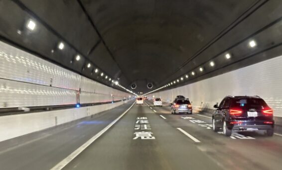 アクアラインを走る車の数々