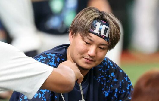 下を向いている佐藤龍世選手