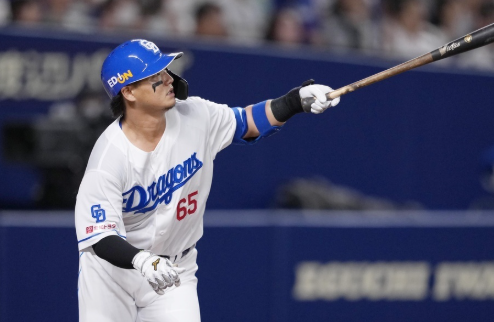 ヒットを打つ佐藤龍世選手
