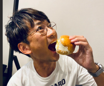 パンを食べる国分太一