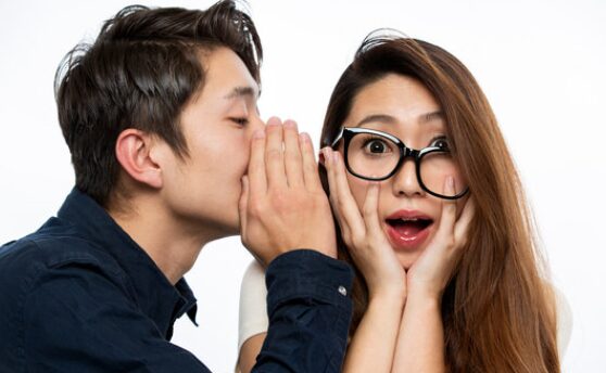 内緒話をする男女
