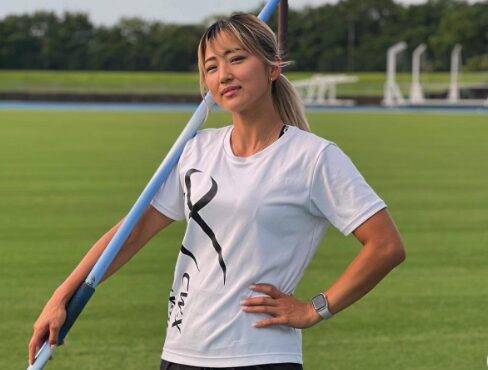 ポーズを取る佐藤友佳
