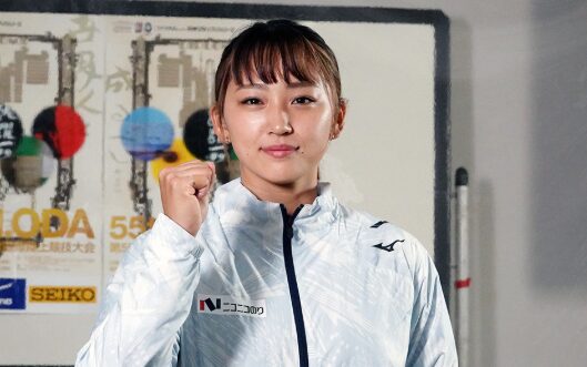 ガッツポーズする佐藤友佳選手