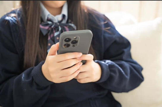 SNSを使用する女子高生