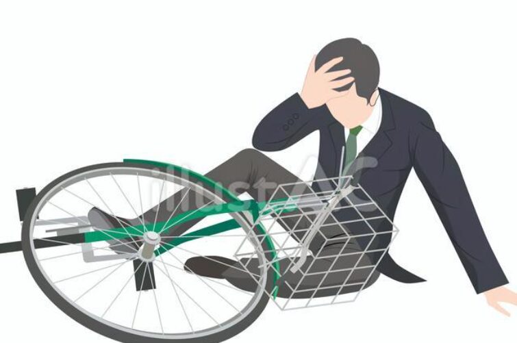 自転車で転倒して頭を打つ男性