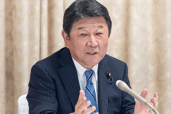 会見している茂木敏充