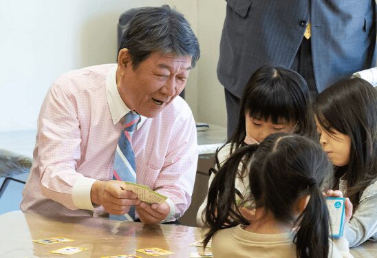 かるたを読む茂木敏充
