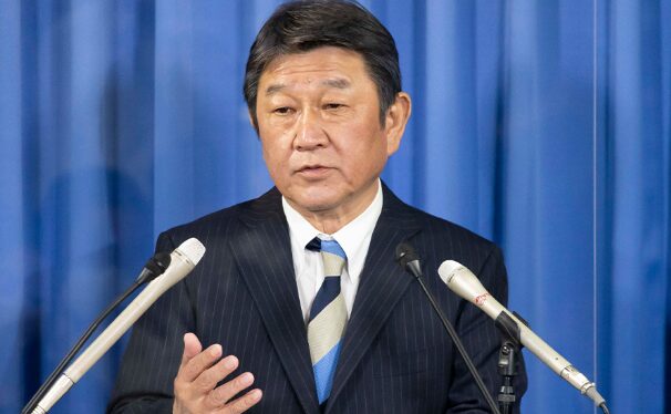 会見している茂木敏充