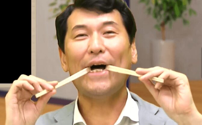 活舌トレーニングしている男性