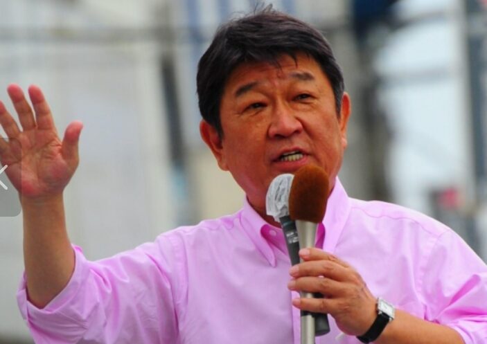 演説している茂木敏充