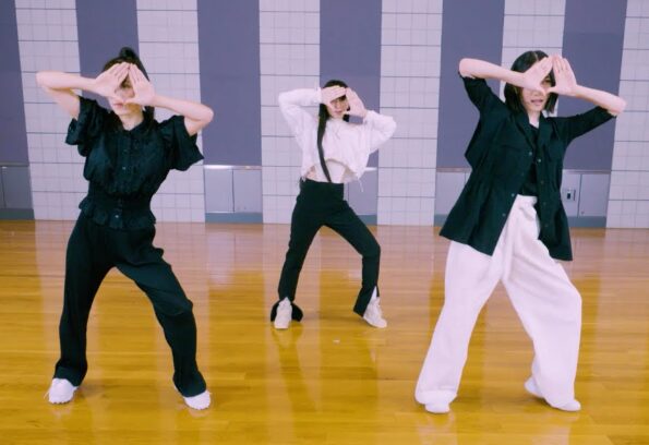 ダンスをするperfume