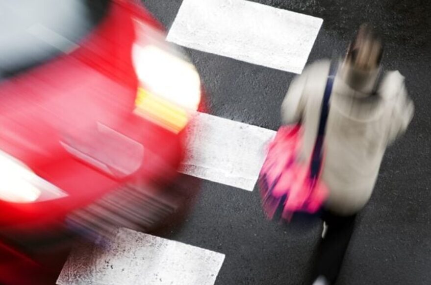 車にはねられそうな女性