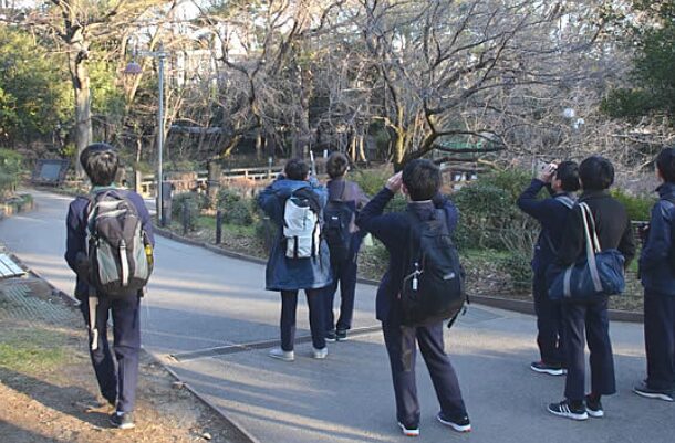 野鳥観察する学生のイメージ