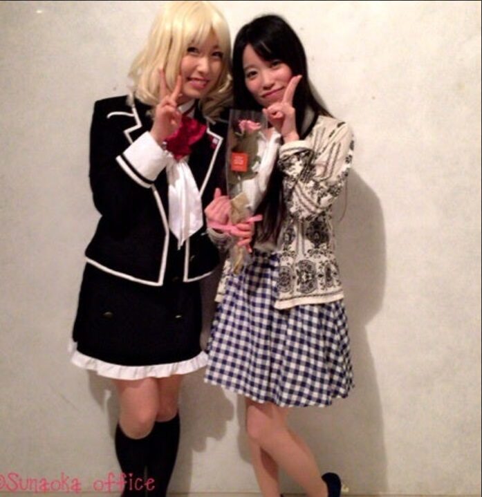 並んでピースする高宗歩未(左)と末柄理恵(右)