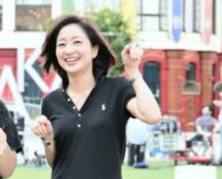 東大でポーズをとる膳場貴子