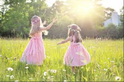 仲の良い姉妹のイメージ画像