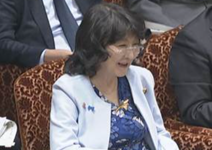 笑っている片山さつき