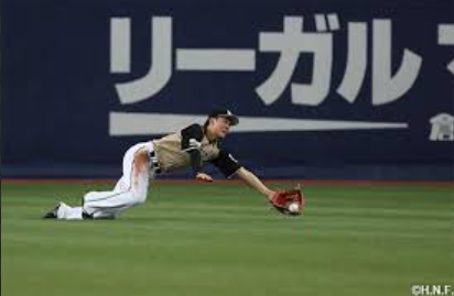 ダイビングキャッチする西川遥輝選手