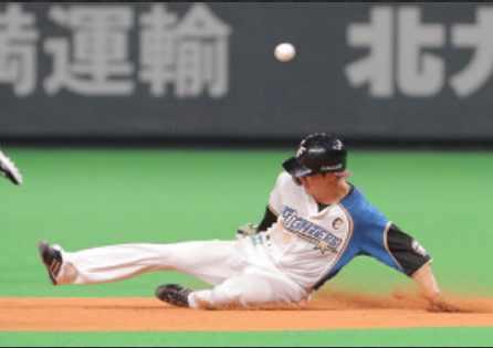 盗塁をする西川遥輝選手