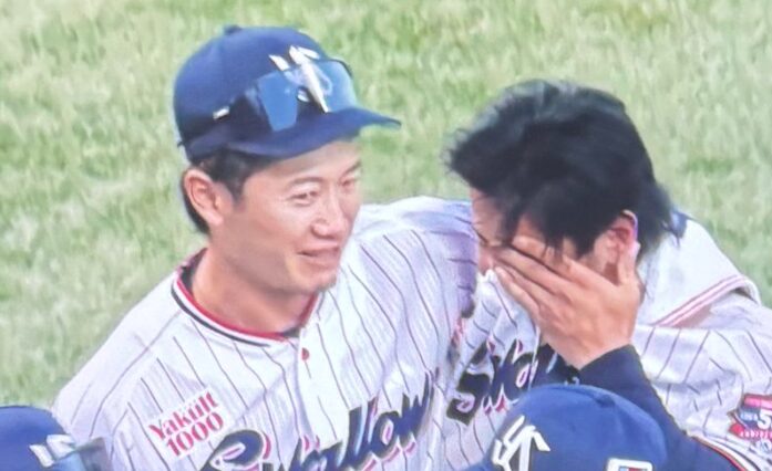 チームメートと抱き合う西川遥輝選手