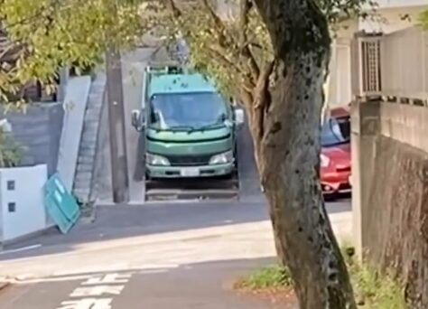 階段を降りる車