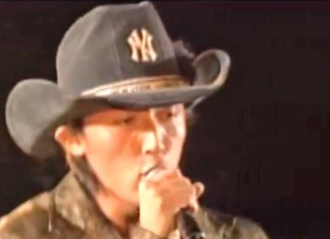 勝新太郎からプレゼントされたテンガロンハットを被る稲葉浩志