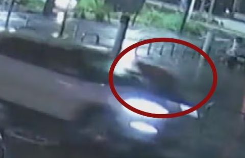 ボンネットに人を乗せたまま逃走する車