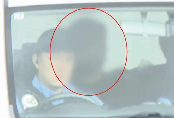 法廷に侵入した男